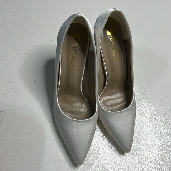 New Elegant White Satin Heels - Picture 2 of 10